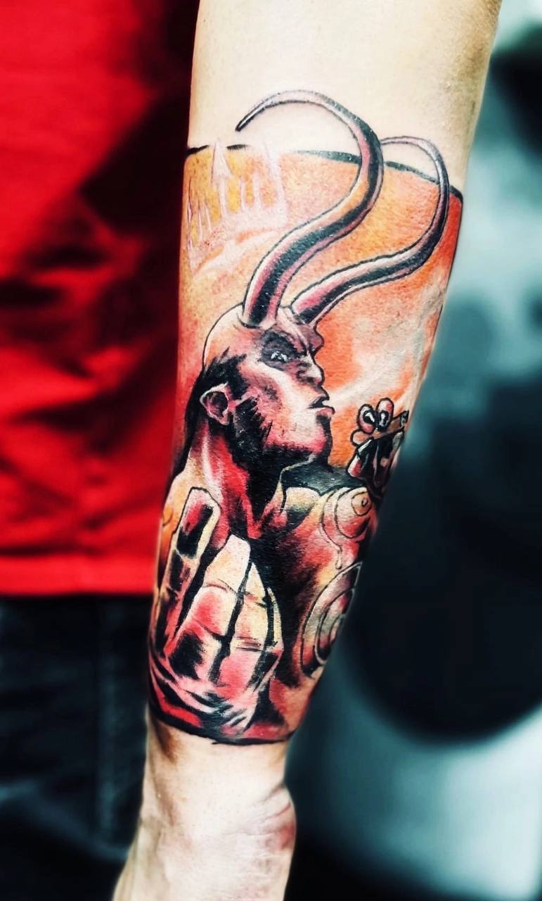 Цветная татуировка с персонажем Hellboy