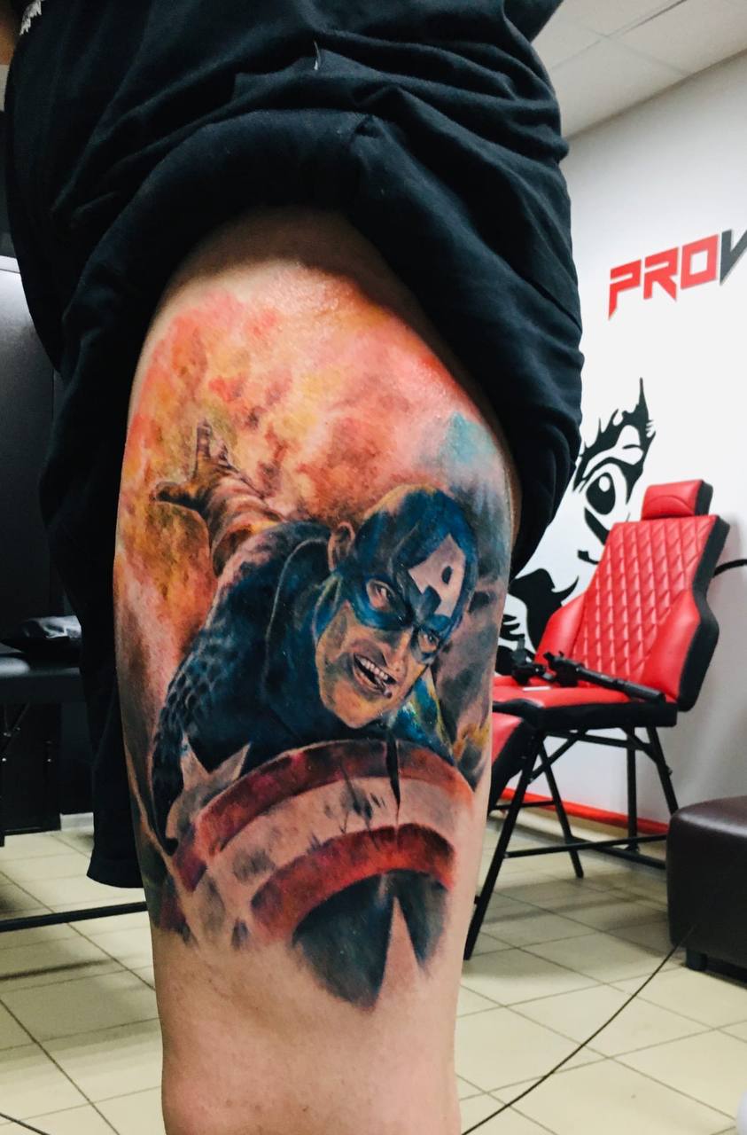 Фотография цветной татуировки с Captain America в студии
